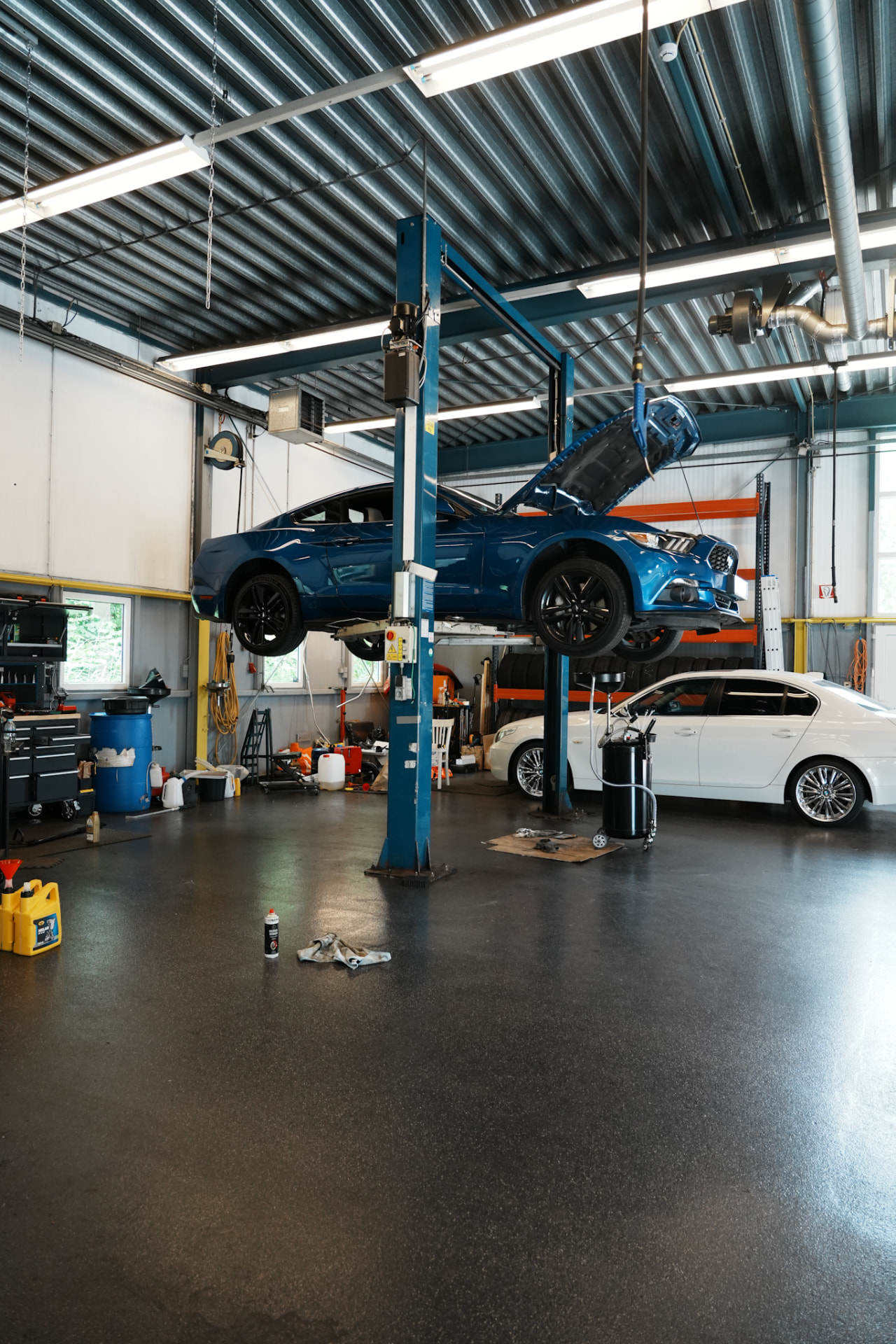 Auto op de brug in de werkplaats van Next Level Auto's in Weesp
